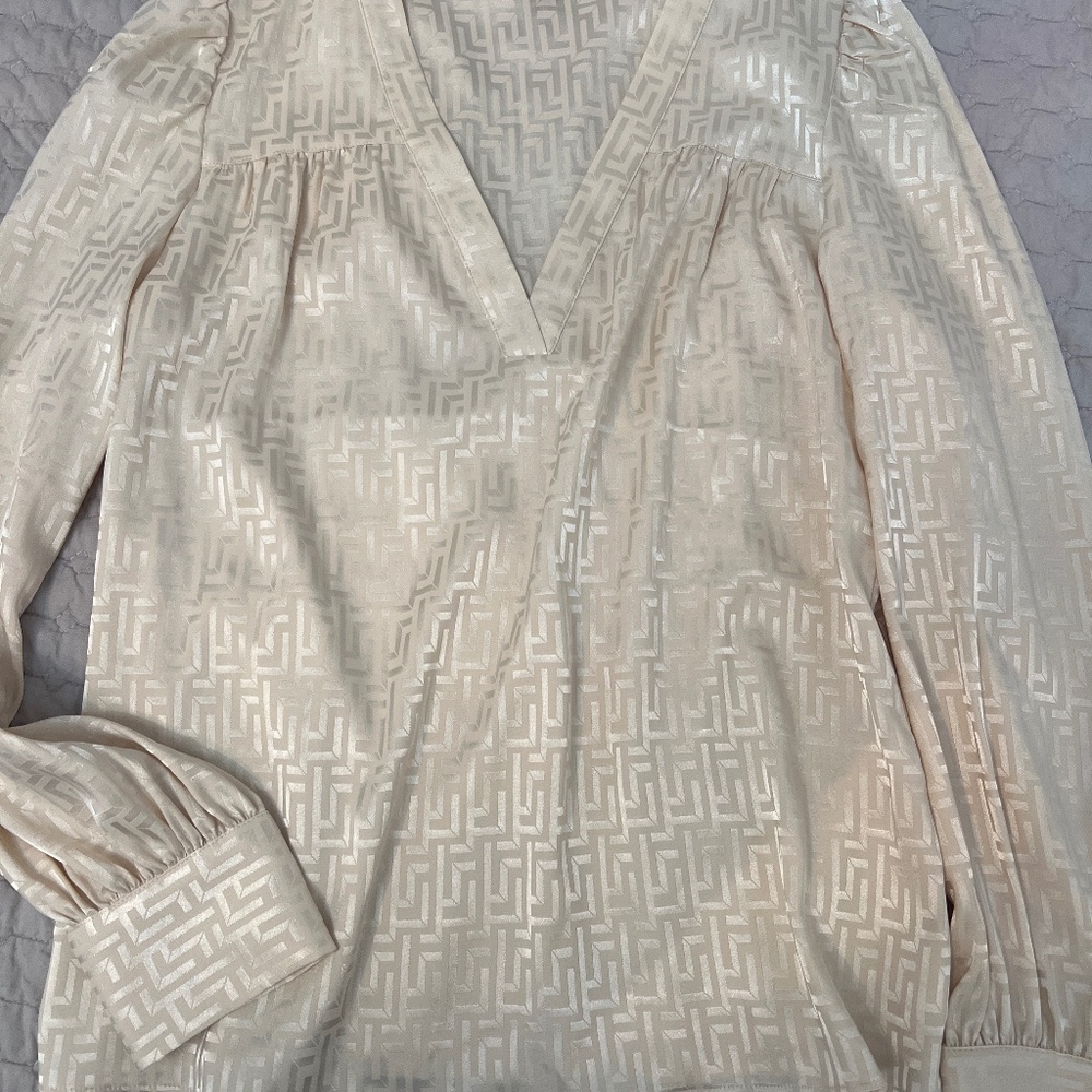 Express cream v neck blouse size medium
